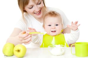 اولین غذاهای کمکی نوزاد بعد از شش ماهگی چیست